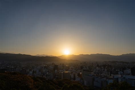 松山市 モーニング：朝の光が照らす日常と非日常